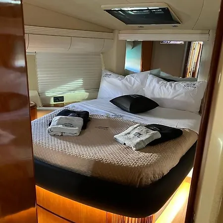 Botel Lupin Yacht *