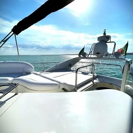 Botel Lupin Yacht