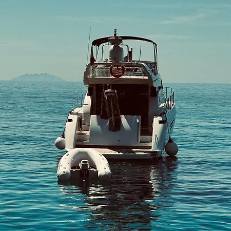 Lupin Yacht Botel *