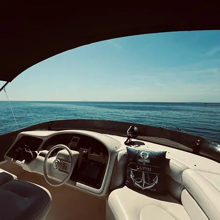 Botel Lupin Yacht *