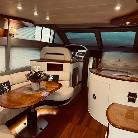 Lupin Yacht Botel