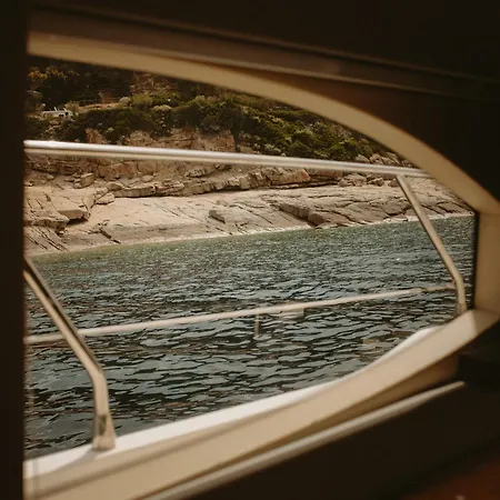 Lupin Yacht Botel