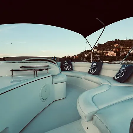 Lupin Yacht Botel