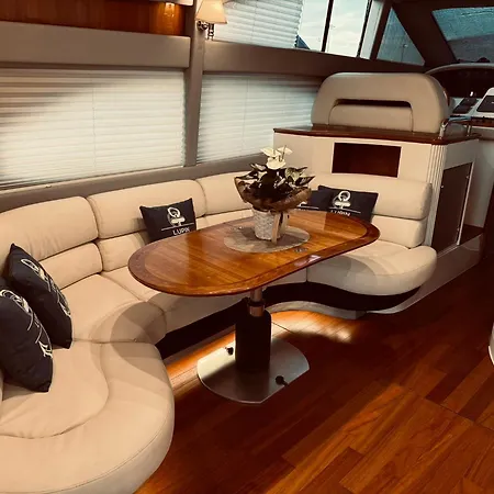 Botel Lupin Yacht